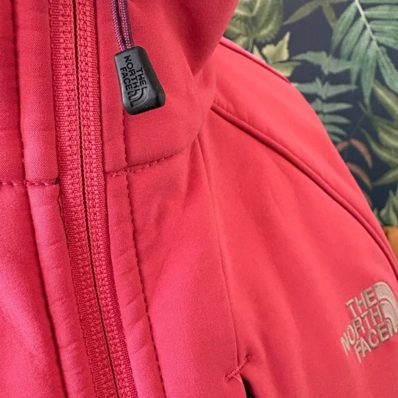 The North Face Women's Raspberry-Red Softshell Utility Jacket - Picture 4 of 9